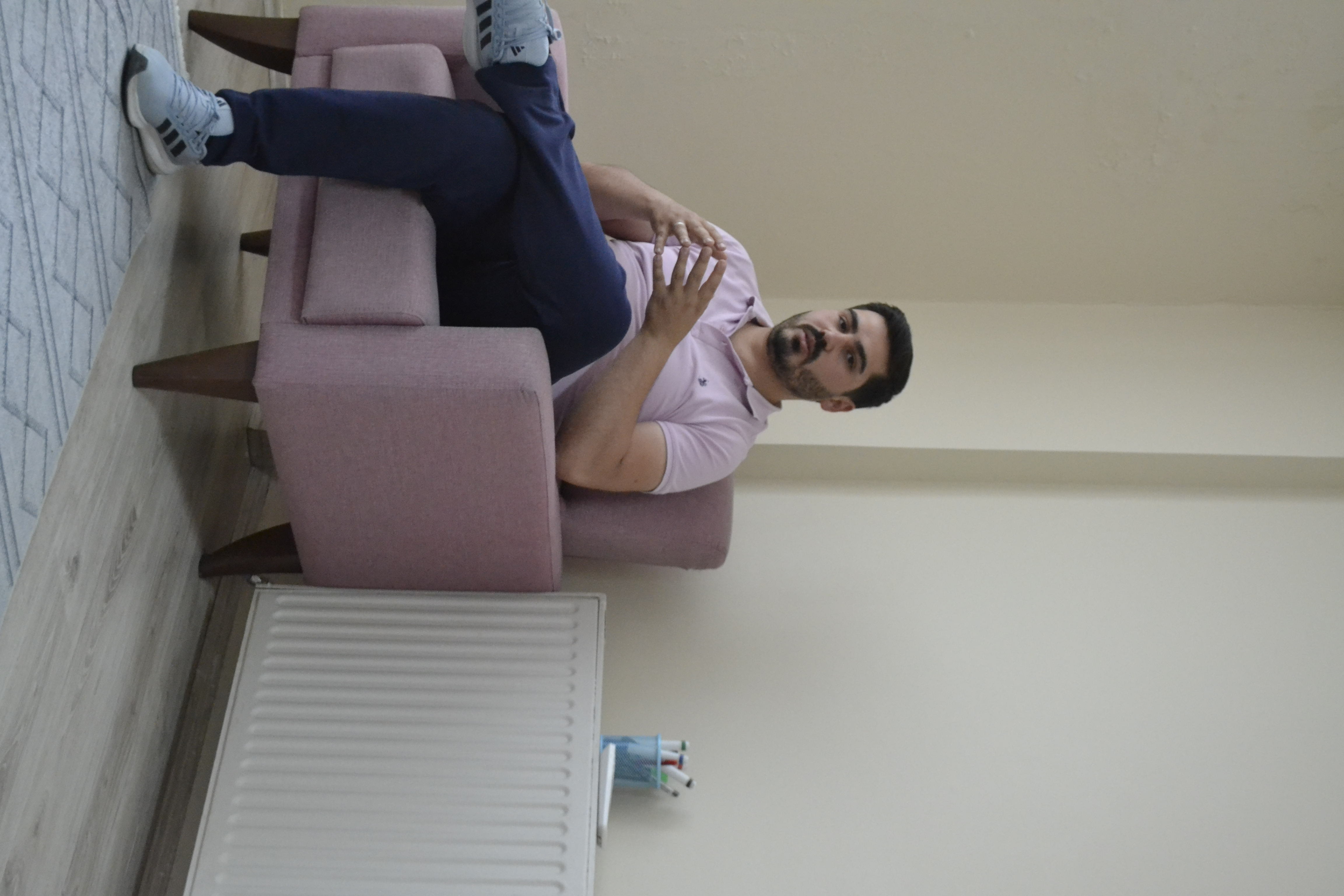 Klinik Psikolog Osman Can, Uşak Can Psikoloji ofisinde düşünceli bir anında