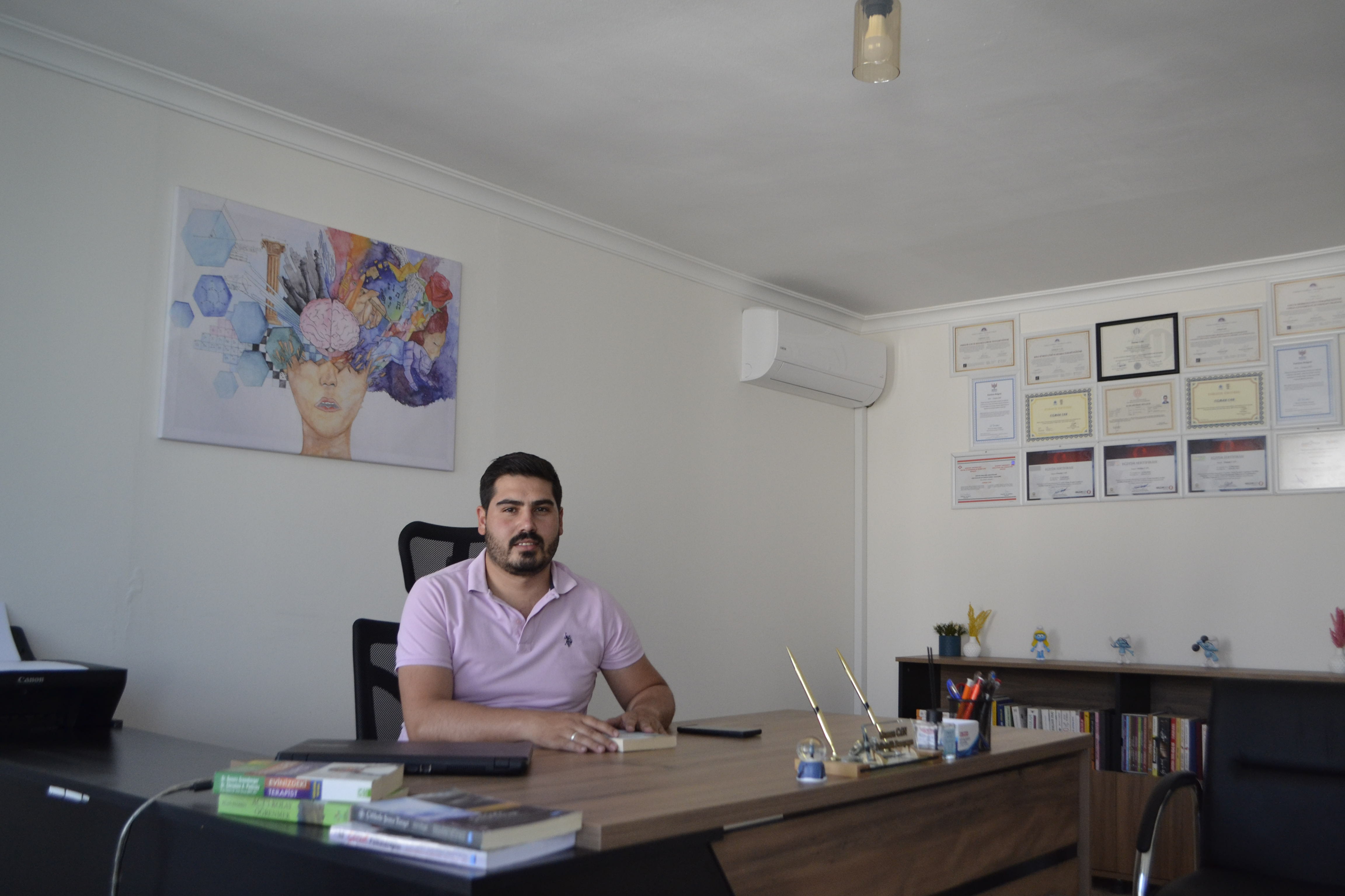 Klinik Psikolog Osman Can, danışmanlık seansında